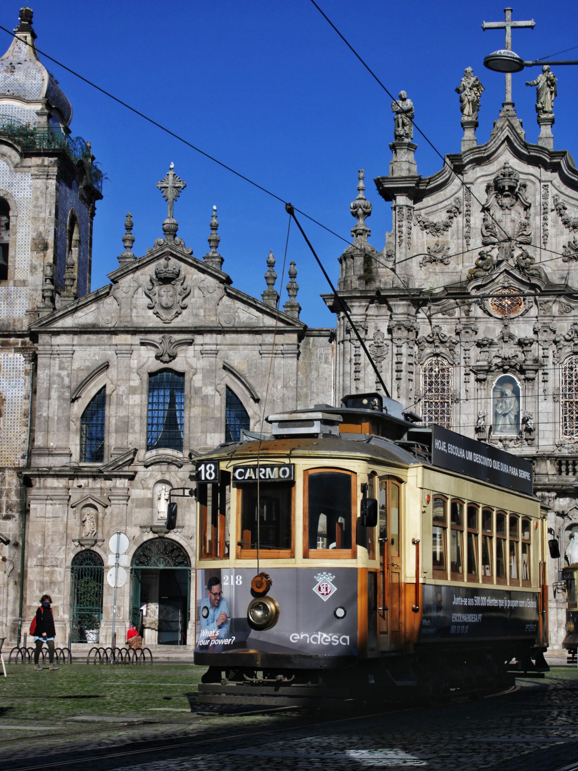 Ściana z kafelków azulejos na kościele Igreja do Carmo w Porto