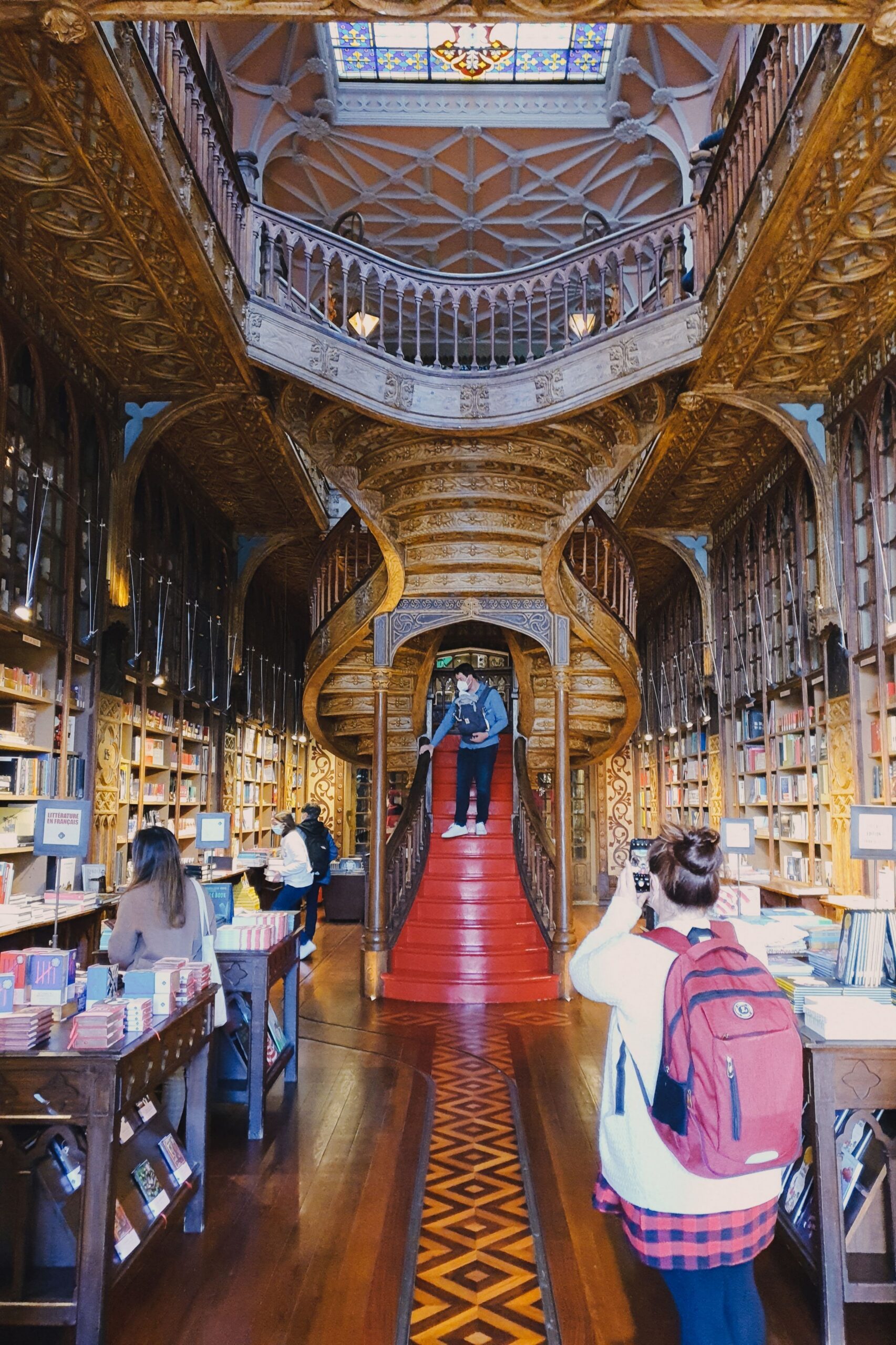 Czerwone schody w księgarni Livraria Lello w Porto