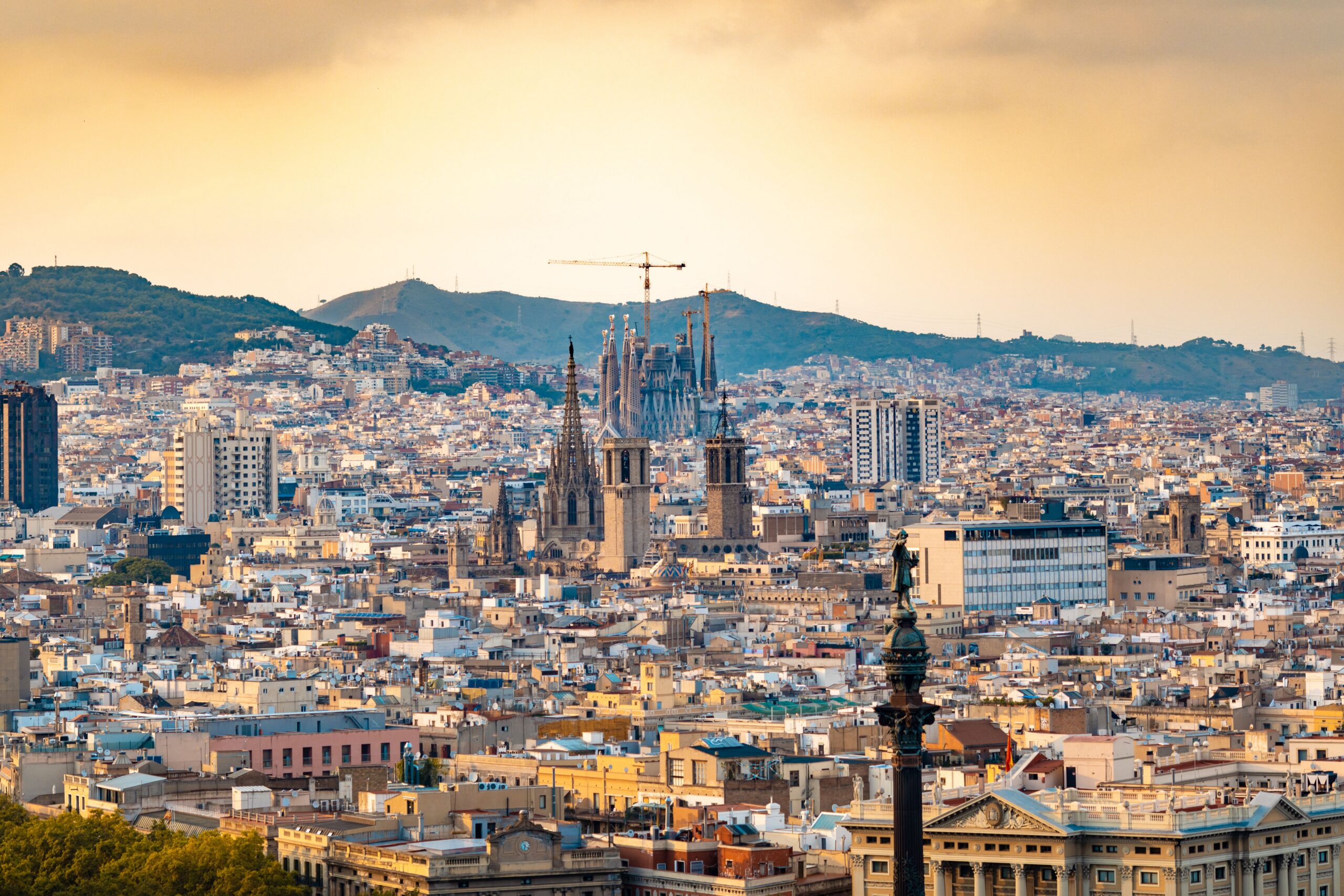 Montserrat lub widok na Barcelonę