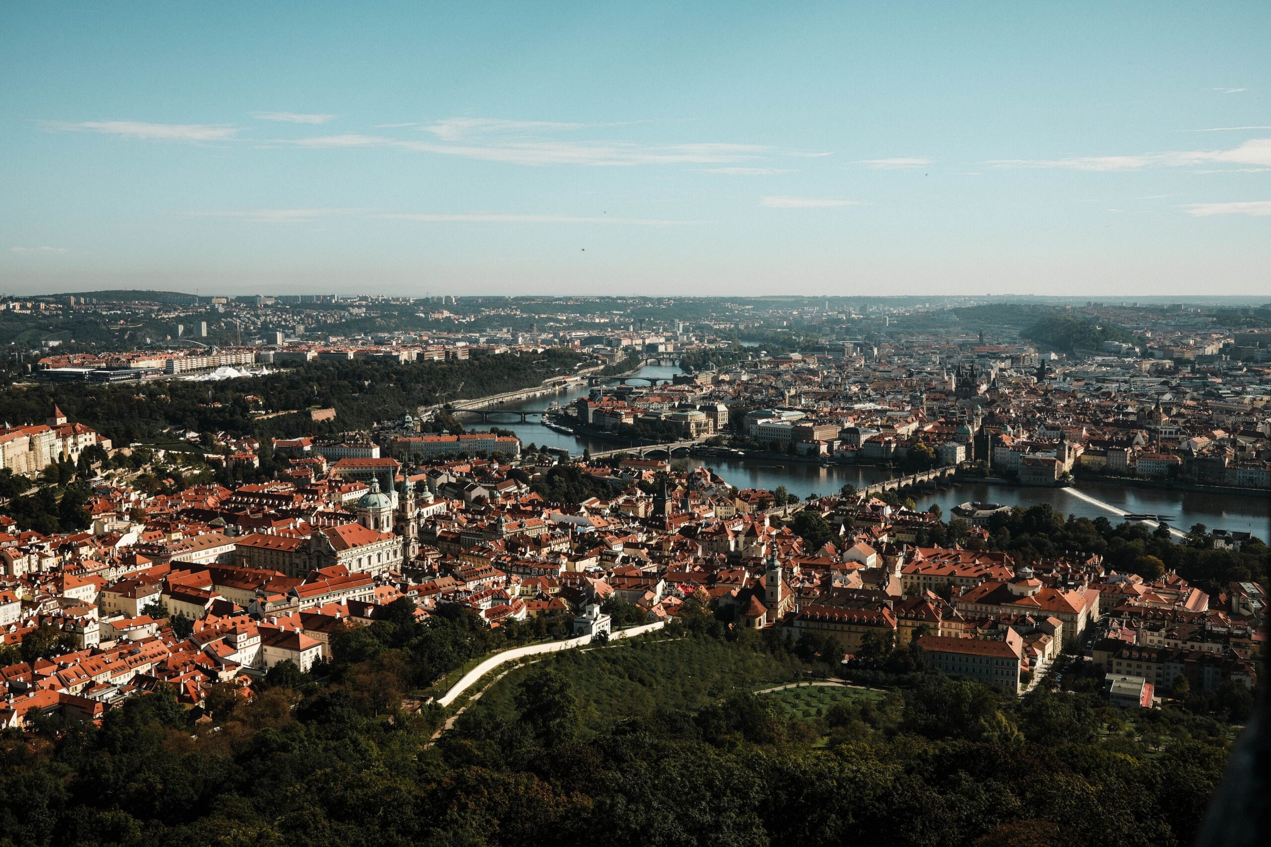 Widok z wzgórza Petřín na Pragę
